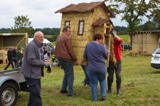 2017 Strohskulpturen Aufbau_11