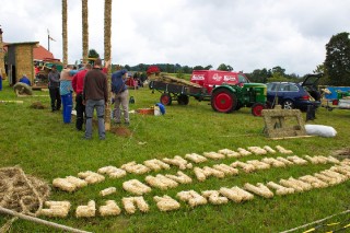 2017 Strohskulpturen Aufbau_19