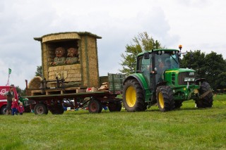 2017 Strohskulpturen Aufbau_1