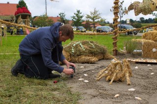 2017 Strohskulpturen Aufbau_21