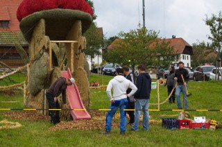 2017 Strohskulpturen Aufbau_23