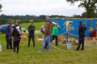 2017 Strohskulpturen Aufbau_25