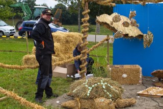 2017 Strohskulpturen Aufbau_28