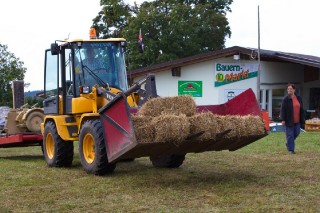 2017 Strohskulpturen Aufbau_28