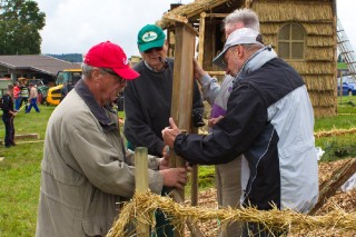 2017 Strohskulpturen Aufbau_43