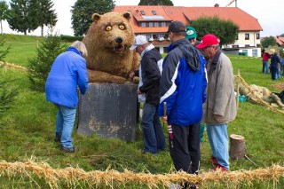 2017 Strohskulpturen Aufbau_53