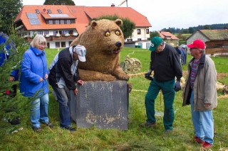 2017 Strohskulpturen Aufbau_54