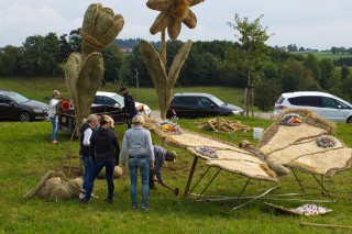 2017 Strohskulpturen Aufbau_57