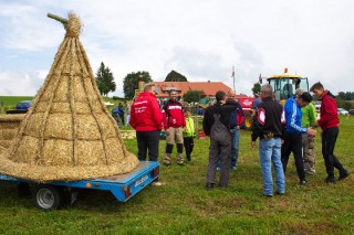 2017 Strohskulpturen Aufbau_69