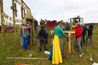 2017 Strohskulpturen Aufbau_69