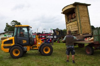 2017 Strohskulpturen Aufbau_6