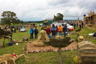 2017 Strohskulpturen Aufbau_75