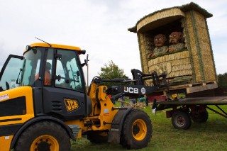 2017 Strohskulpturen Aufbau_7