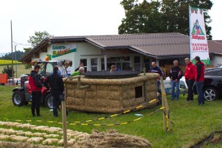 2017 Strohskulpturen Aufbau_8