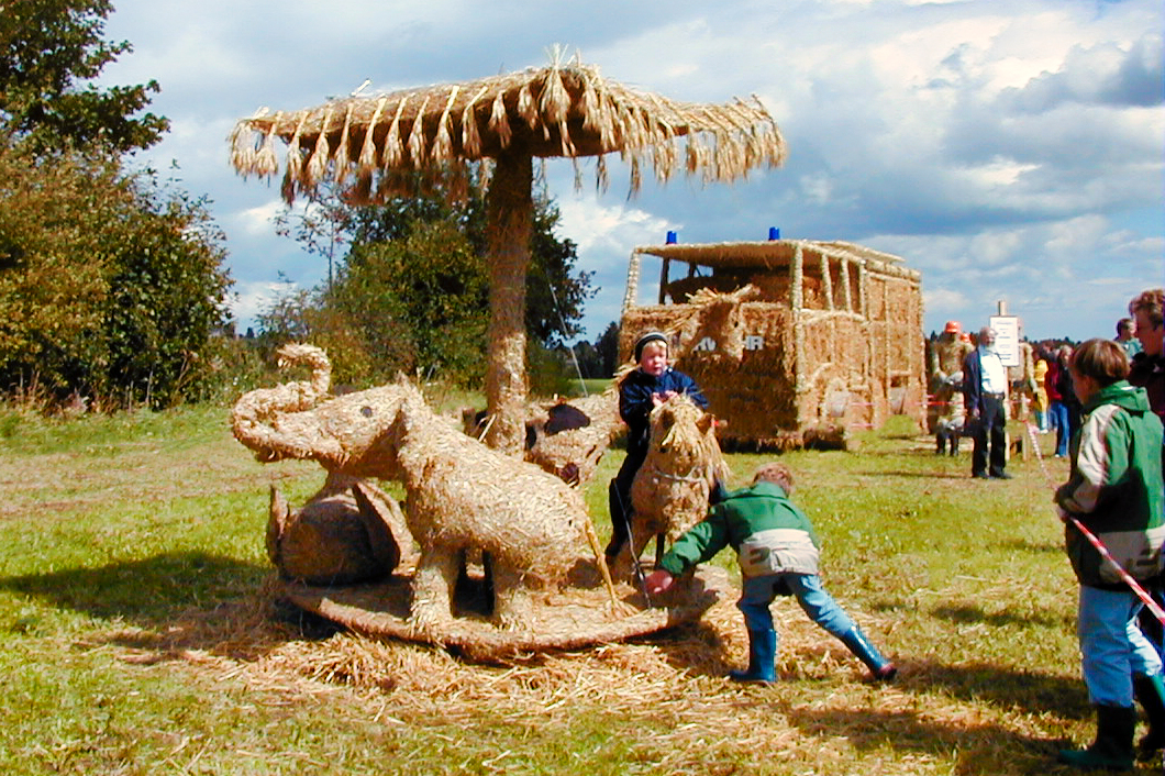 2001 Strohskulpturen Höchenschwand_2