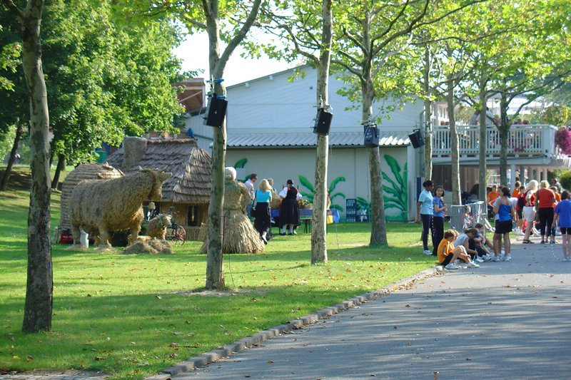 2004 Strohskulpturen ZDF Fernsehgarten_15