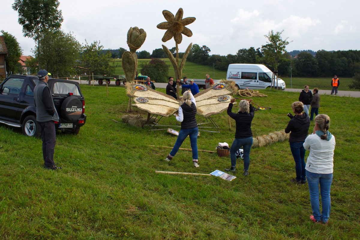 2017 Strohskulpturen Aufbau_12