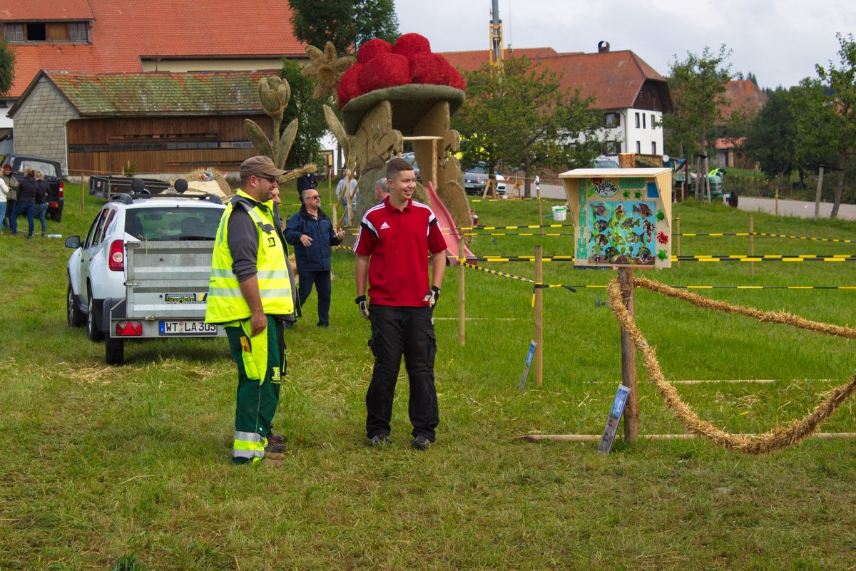 2017 Strohskulpturen Aufbau_30