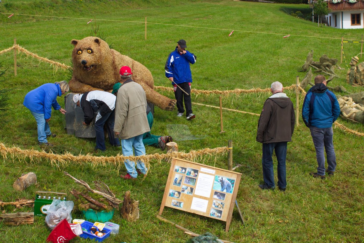 2017 Strohskulpturen Aufbau_50