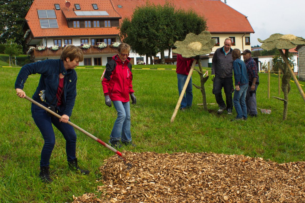 2017 Strohskulpturen Aufbau_56