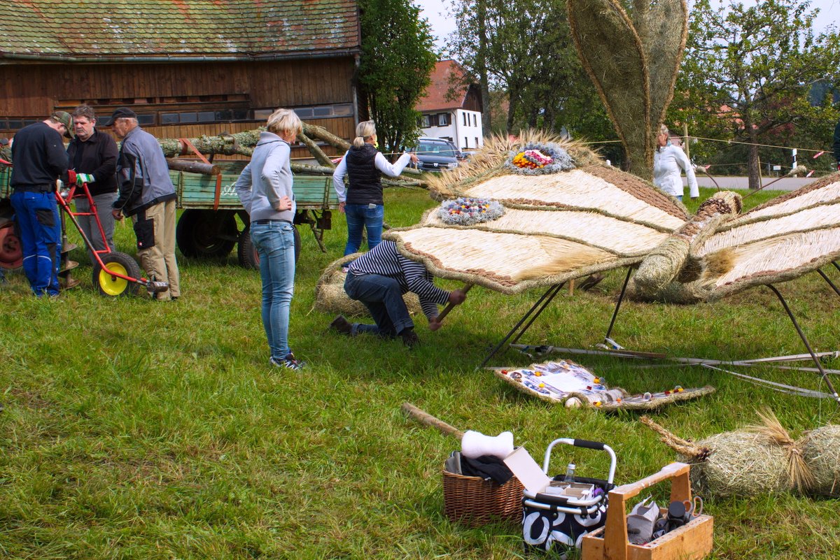 2017 Strohskulpturen Aufbau_61