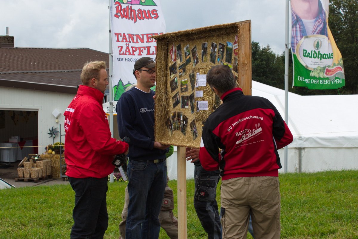 2017 Strohskulpturen Aufbau_16