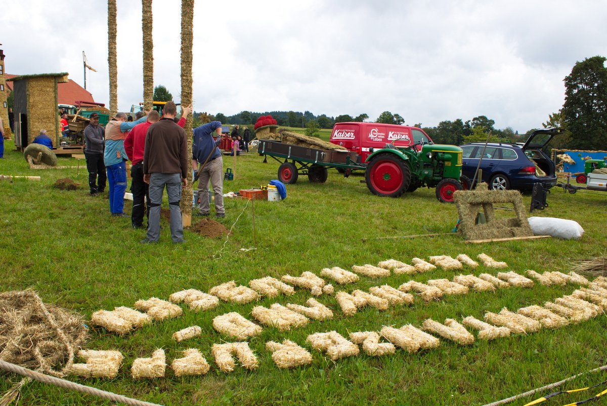 2017 Strohskulpturen Aufbau_19