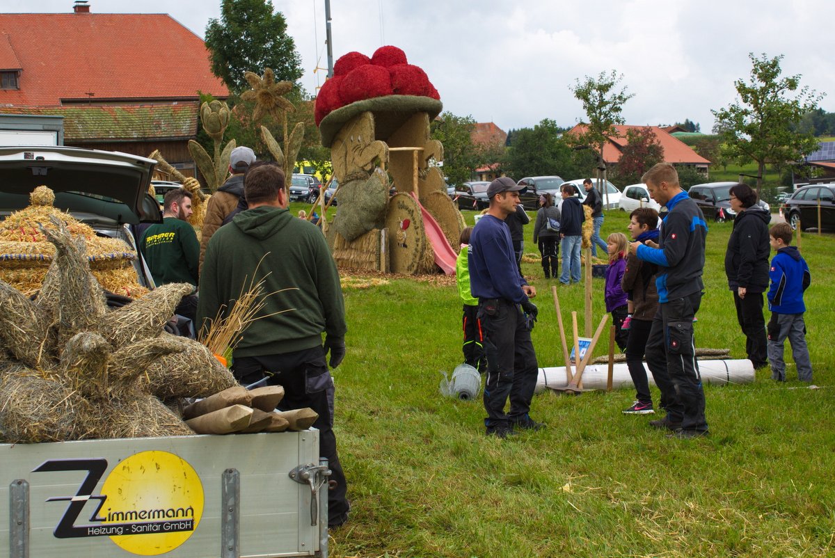 2017 Strohskulpturen Aufbau_27