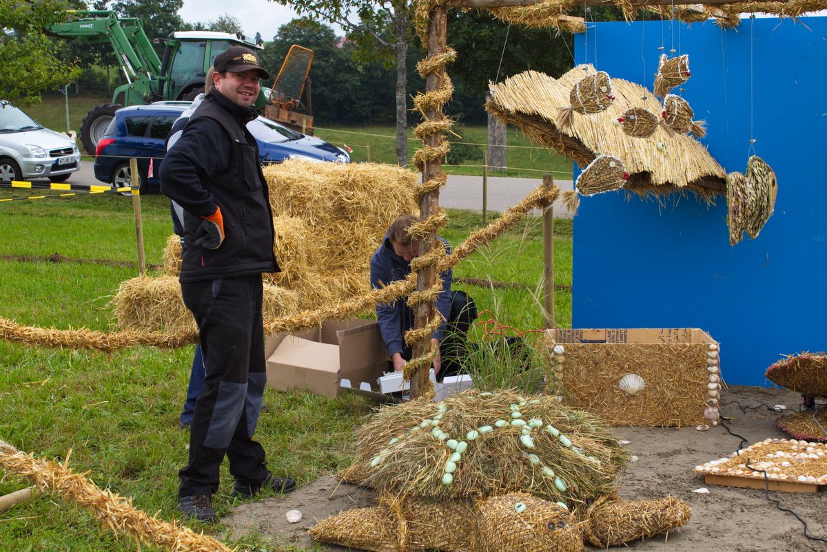 2017 Strohskulpturen Aufbau_28