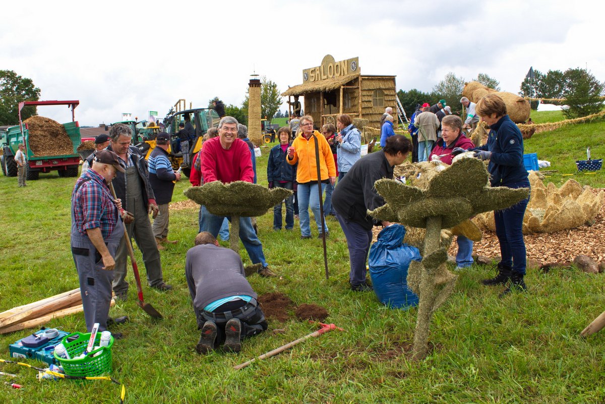 2017 Strohskulpturen Aufbau_40