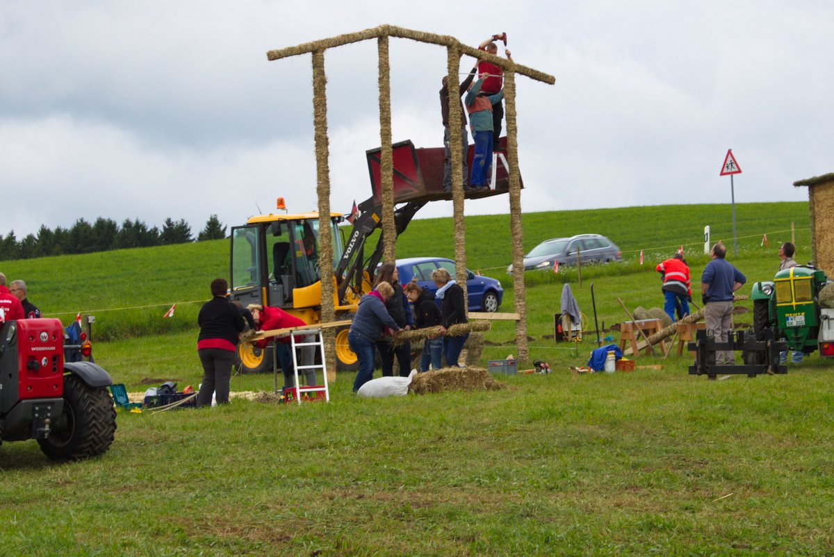 2017 Strohskulpturen Aufbau_50