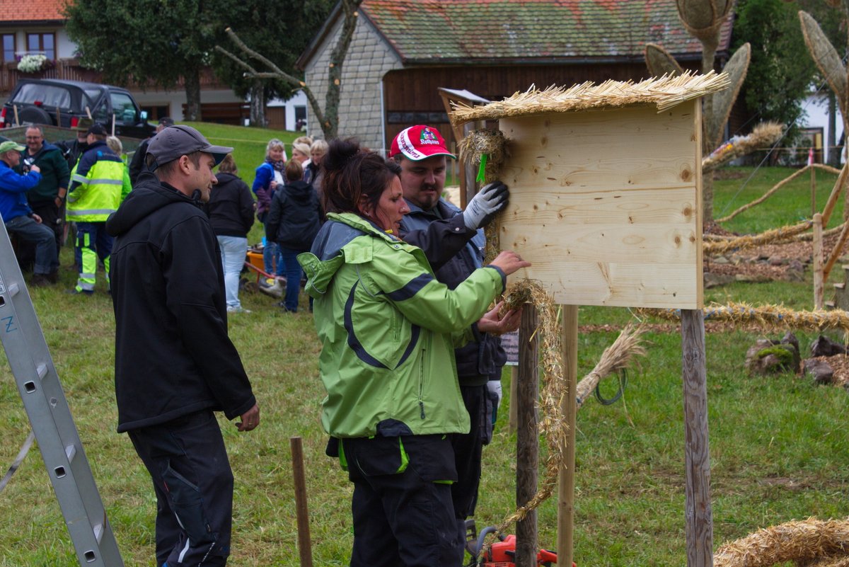 2017 Strohskulpturen Aufbau_55