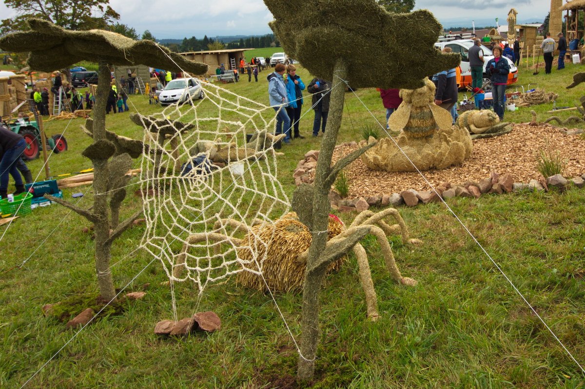 2017 Strohskulpturen Aufbau_76