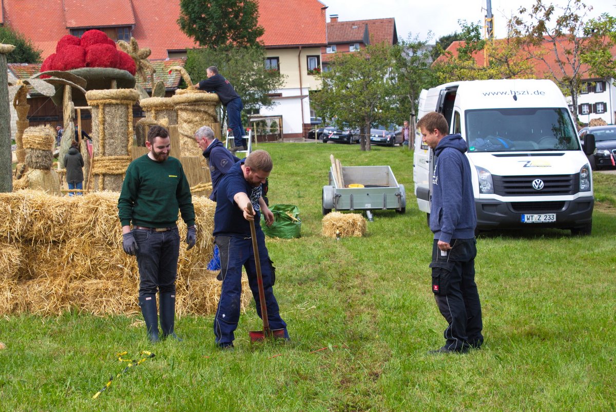 2017 Strohskulpturen Aufbau_25