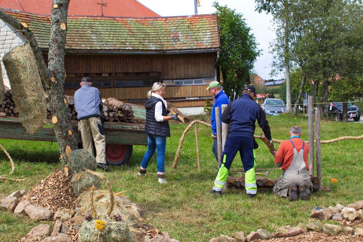 2017 Strohskulpturen Aufbau_33