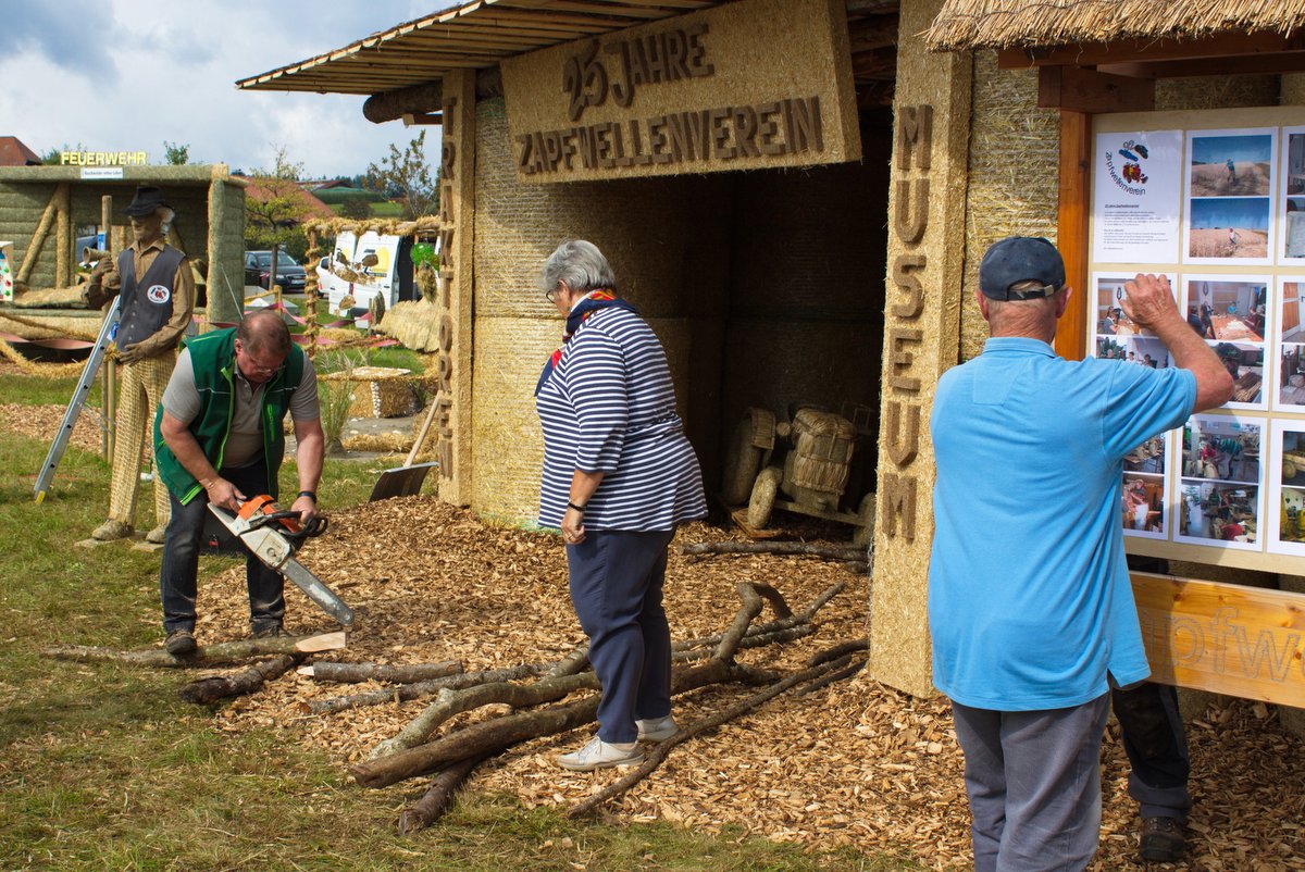 2017 Strohskulpturen Aufbau_40